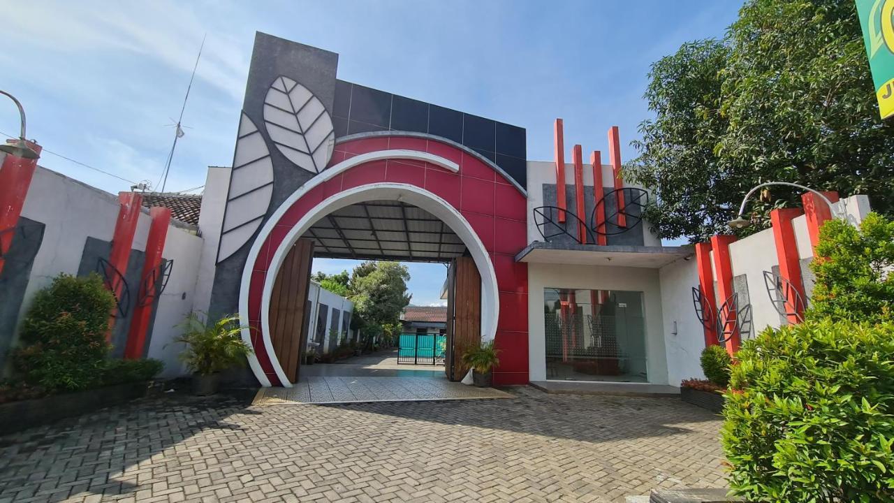 Oyo 90831 Hotel Gardenia Prambanan Solo Exteriör bild